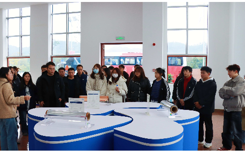 南溪區(qū)就業(yè)中心攜見(jiàn)習(xí)提能人員到訪(fǎng)遠(yuǎn)東股份宜賓智能產(chǎn)業(yè)園?